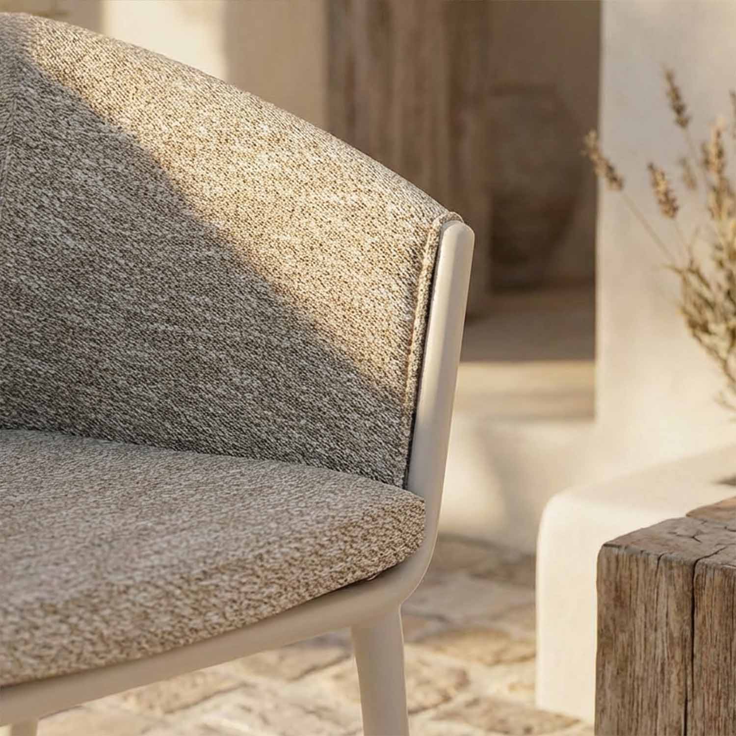 Curved backrest and integrated armrests
