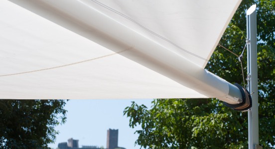 Cor 2.0 Motorised roll-up shade sails for restaurants